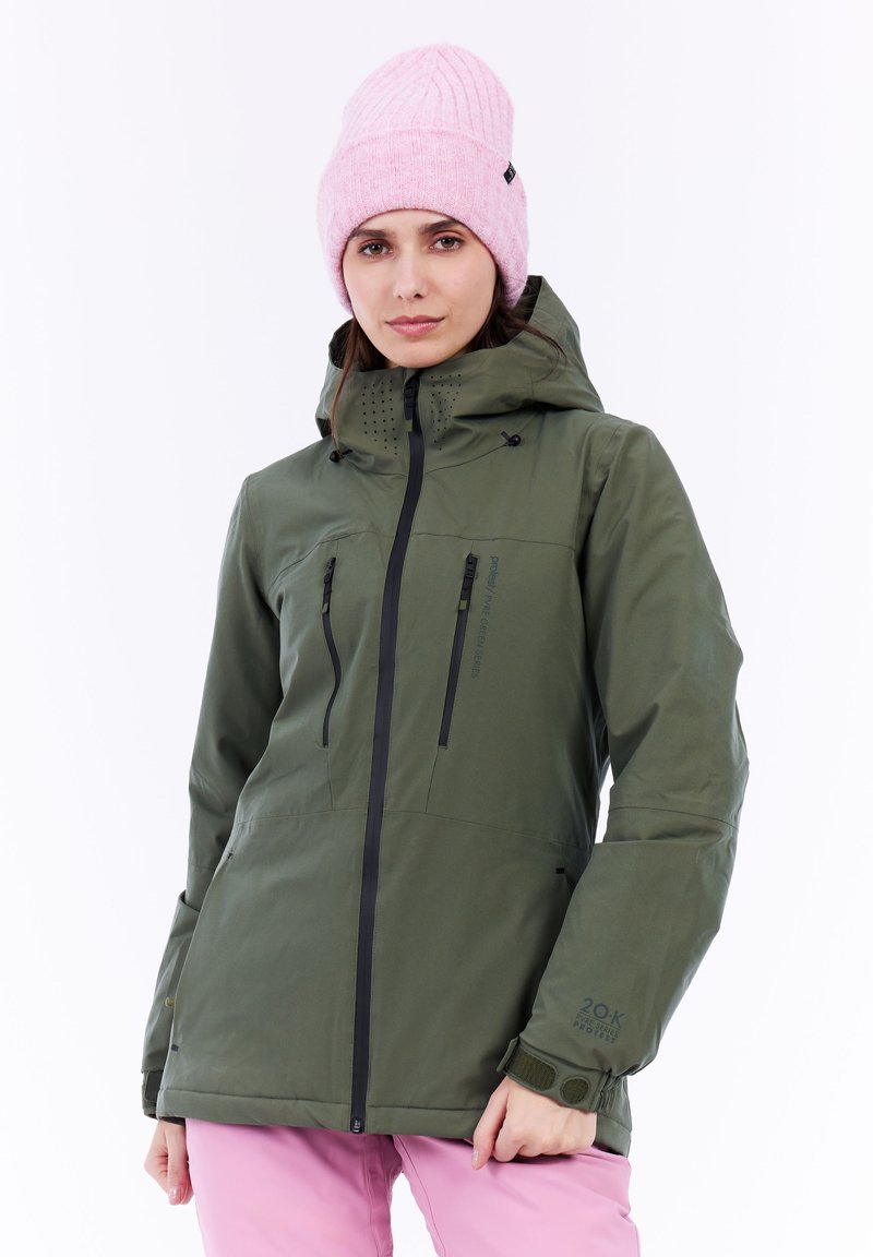 Olivgrüne wasserfeste Jacke mit Kapuze, schwarzen Reißverschlüssen und Belüftungslöchern. Getragen mit einer hellrosanen Strickmütze und rosa Hosen.