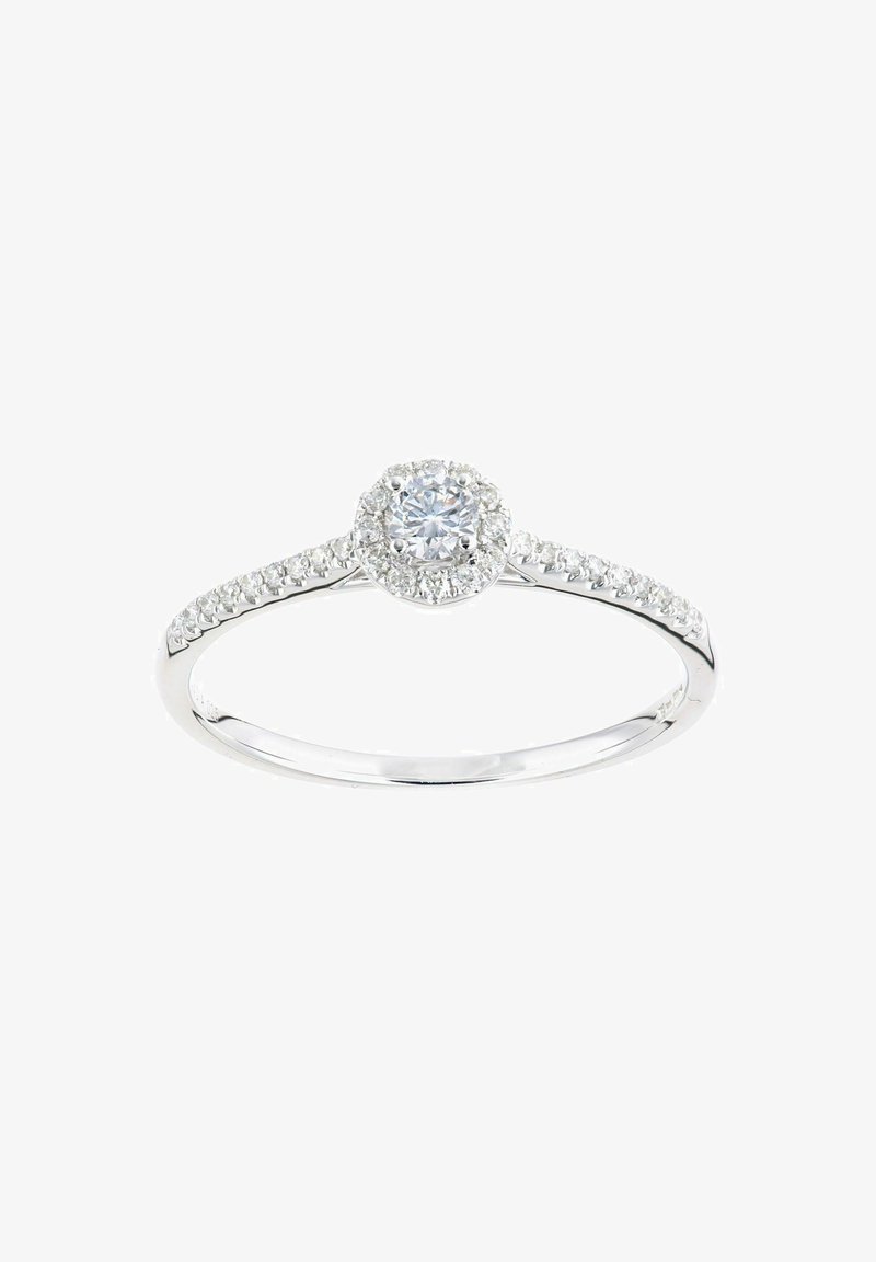 Prsten od bijelog zlata s okruglim dijamantnim središnjim kamenom, okružen manjšim dijamantima u halo dizajnu na tankoj traci.