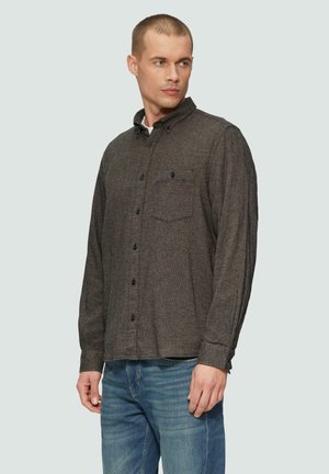 Langärmliges, dunkelgraues Flanellhemd mit Button-down-Kragen, Tasche auf der linken Brust und schwarzen Knöpfen. Trägt man über hellen Jeans aus Denim.