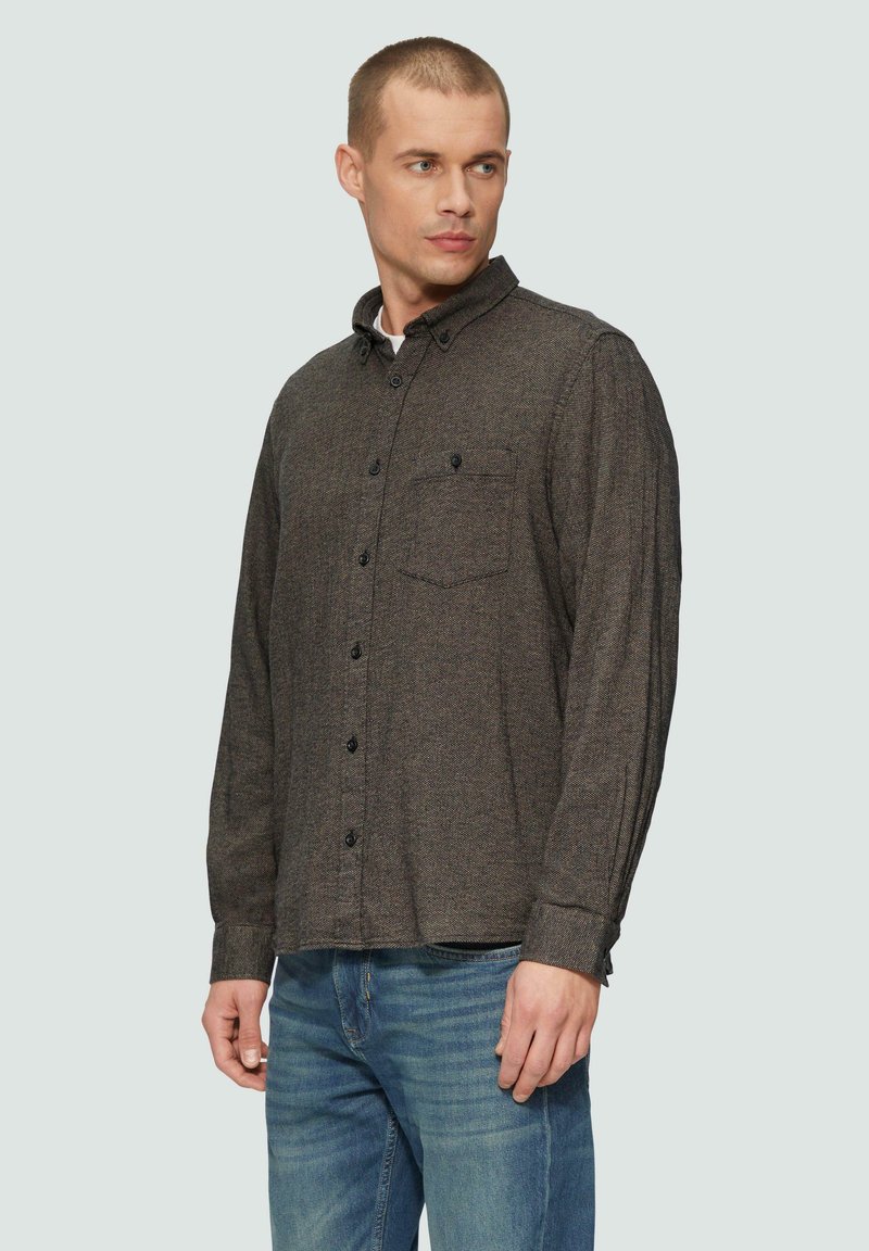 Langärmliges, dunkelgraues Flanellhemd mit Button-down-Kragen, Tasche auf der linken Brust und schwarzen Knöpfen. Trägt man über hellen Jeans aus Denim.