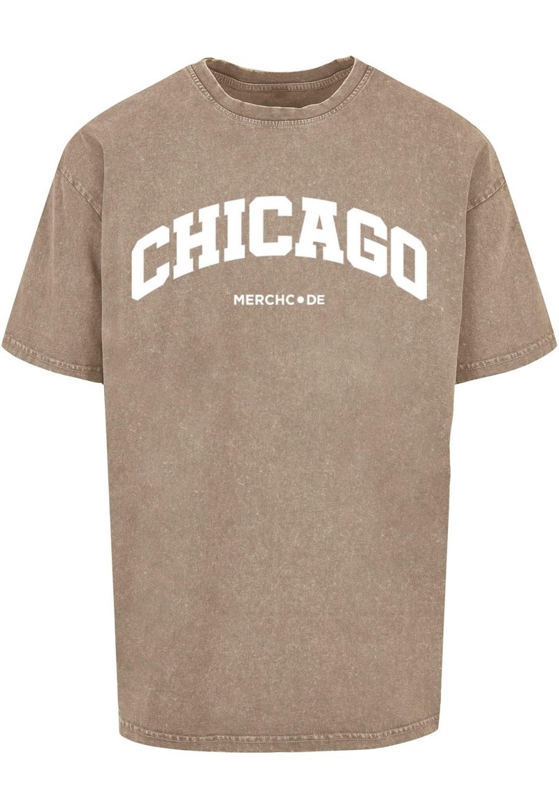 Hnědé bavlněné tričko s kulatým výstřihem, krátkými rukávy, vybledlou texturou, s nápisem "CHICAGO" vytištěným bílým obloukovým písmem nad "MERCH•DE."