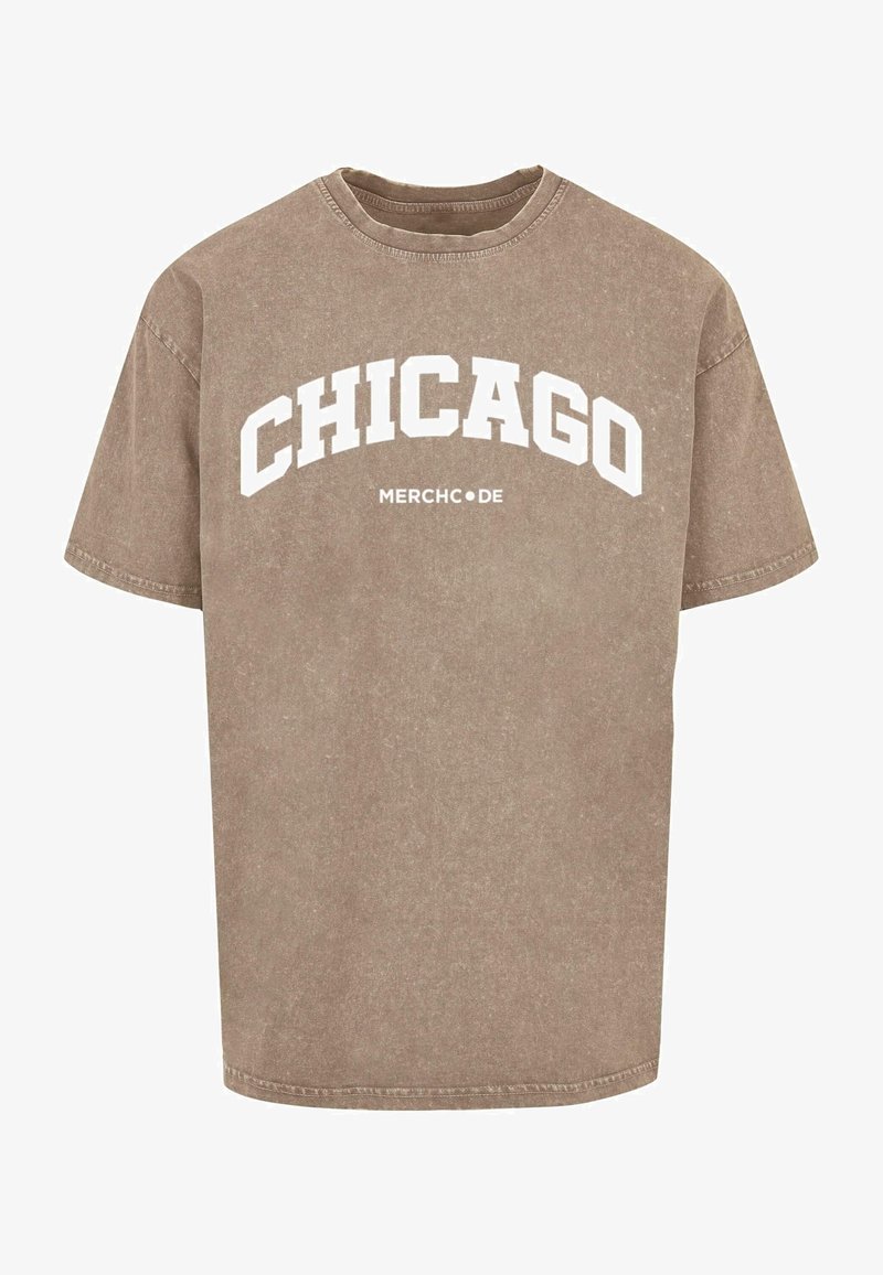 Camiseta de algodón marrón con escote redondo, mangas cortas, textura descolorida, con "CHICAGO" impreso en texto blanco arqueado sobre "MERCH•DE."