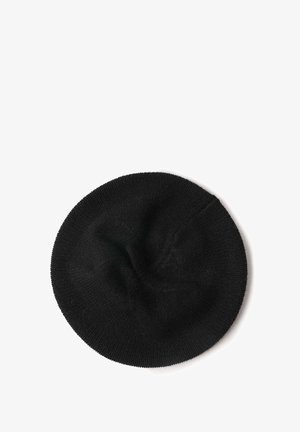 Berretto lavorato a maglia nero con forma circolare e parte superiore leggermente arricciata. Texture morbida e bordo rigato per una vestibilità aderente.
