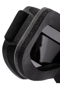 Čierne ergonomické slúchadlá s mäkkým penovým polstrovaním a textúrovaným povrchom. Obsahuje nastaviteľný suchý zips a označenie "Vyrobené v Taliansku".