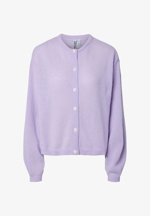 Orvokinsininen neulejakku pyöreällä kaula-aukolla, pitkät hihat ja läpinäkyvät napit edessä. Pehmeä pinta ja rento istuvuus.