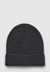 Ciemnoszara dziana czapka beanie z prążkowanym mankietem i teksturowaną powierzchnią. Góra jest okrągła, z pionowymi szwami, zapewniającymi dobre dopasowanie.