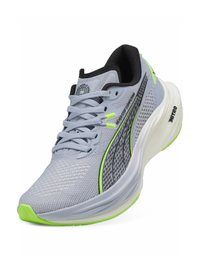 Zapatilla de running gris con parte superior de malla, acentos negros, detalles en verde neón y suela blanca acolchada con patrones de agarre texturizados.