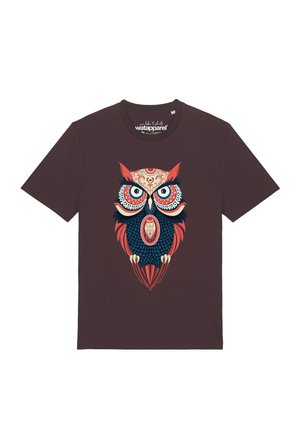 T-shirt marron foncé avec un grand motif détaillé de hibou en rouge, bleu et crème centré sur le devant.