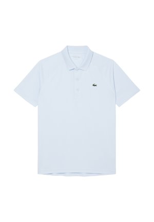 Camisa polo de color azul claro hecha de algodón, con cuello, tapeta de tres botones y un logo verde bordado en el lado izquierdo del pecho.