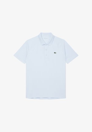 Camisa polo de color azul claro hecha de algodón, con cuello, tapeta de tres botones y un logo verde bordado en el lado izquierdo del pecho.