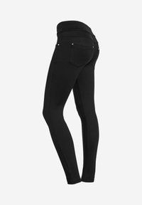 Mustat leggingsit, joissa on sileä ja joustava materiaali, korkea vyötärö ja kaksi takataskua, joissa on pienet metallikoristeet.