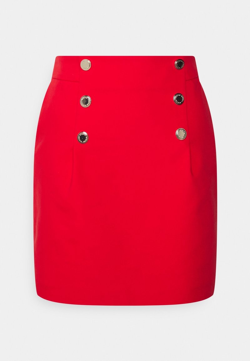Mini-jupe rouge avec six boutons métalliques disposés en deux rangées verticales à l'avant, tissu lisse, sans motifs ni ornements visibles.