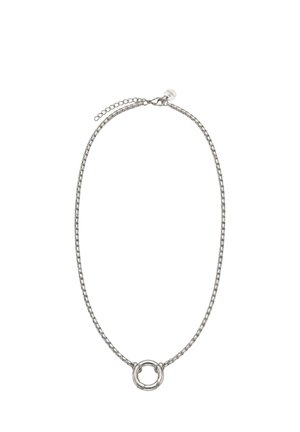 Silberne Kette mit rundem, ineinander verschlungenem Ring-Anhänger und verstellbarem Verschluss auf weißem Hintergrund.
