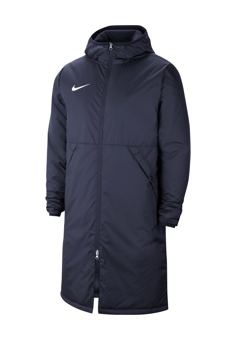 Cappotto puffer lungo blu navy con zip frontale, cappuccio e tasche laterali. Presenta un logo bianco sulla parte superiore sinistra del petto. Texture liscia.