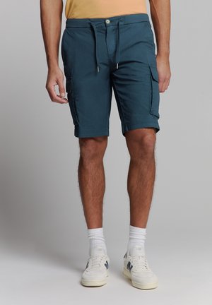 Shorts cargo teal avec un cordon de serrage et une fermeture à bouton, dotés de poches latérales et d'une coupe décontractée. Fabriqués en tissu léger.