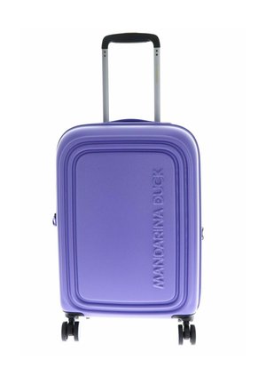 Valise rigide violette avec une surface texturée et un logo en relief. Dispose d'une poignée télescopique et de quatre roues pour la mobilité.