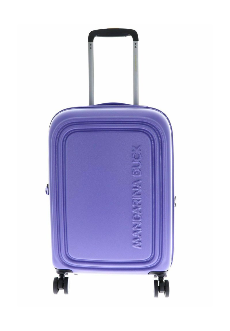 Valise rigide violette avec une surface texturée et un logo en relief. Dispose d'une poignée télescopique et de quatre roues pour la mobilité.
