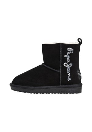 Sort ruskind midt på læggen vinterstøvle med hvidt shearling-foer, mærket "Pepe Jeans" syet på siden og logo-patch på hælen.