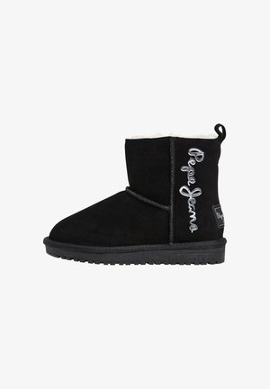 Sort ruskind midt på læggen vinterstøvle med hvidt shearling-foer, mærket "Pepe Jeans" syet på siden og logo-patch på hælen.