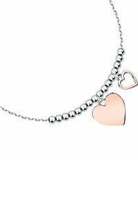 Collana in argento con un luccicante charm a forma di cuore in oro rosa e un piccolo accento a forma di cuore aperto. Finiture in metallo lisce e lucidate.