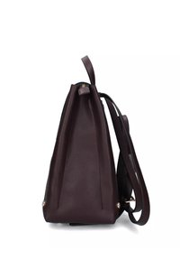 Sac à dos en cuir brun foncé avec une fermeture éclair dorée et des bretelles ajustables, montré de côté sur un fond blanc.