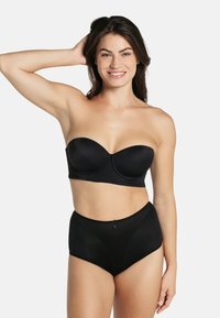 Schwarzer trägelloser BH mit glattem, vorgeformtem Design und Unterstutzung durch Bügel, kombiniert mit hochgeschnittenen schwarzen Slips, die einen subtilen Glanz aufweisen.