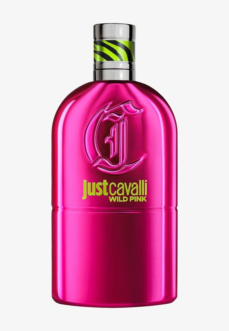 Felle roze parfumfles met zilveren dop, groen-zwart gestreepte ring, getorste "J" en gele tekst "Just Cavalli Wild Pink."