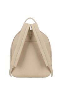 Zaino in pelle beige con superficie testurizzata, forma curva e due ampie spalline. Dotato di manico superiore e dettagli minimali di cuciture.