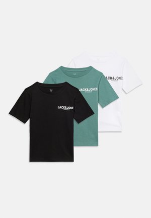 Tre kortermede crew neck T-skjorter i svart, grønn og hvit, hver med "JACK&JONE Premium"-logo på venstre bryst.