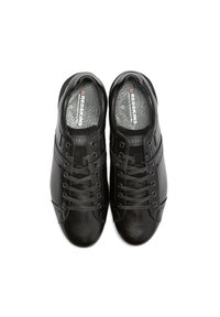 Zapatillas deportivas de cuero negro con puntera redonda, diseño de cordones, acentos texturizados y plantillas de malla con un logo de marca en el interior.