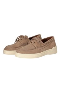 Scarpe da barca in suede marrone con punta arrotondata, design con lacci e suola in gomma color crema. Presenta dettagli di cucitura e accenti laterali.