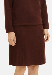 Burgundská pletená souprava svetr a sukně s texturovaným vzorem a dlouhými rukávy, s volným střihem a přímým siluetou sukně.