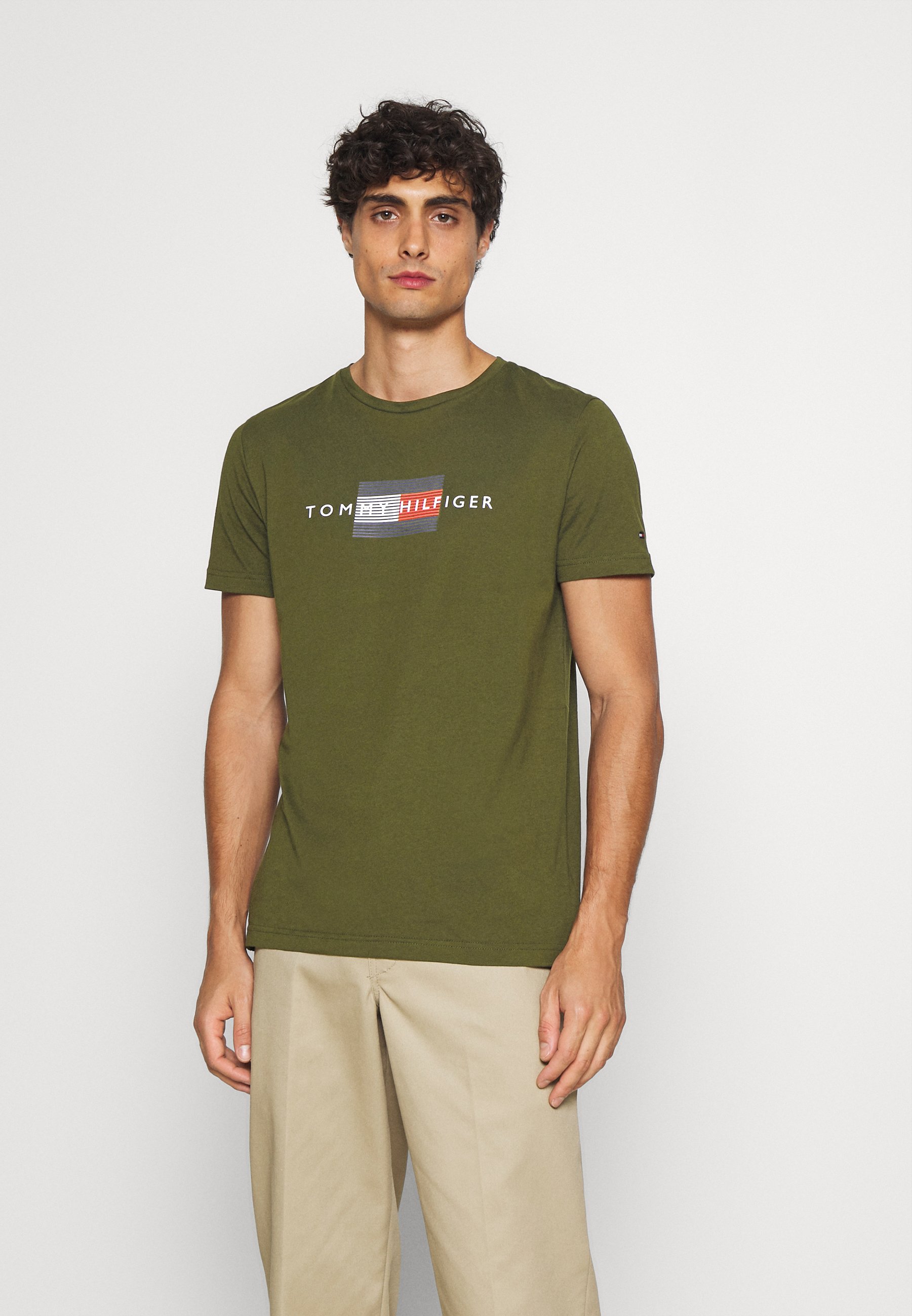 Tommy Hilfiger LINES TEE - Camiseta estampada - olivewood/verde oliva -  Zalando.es