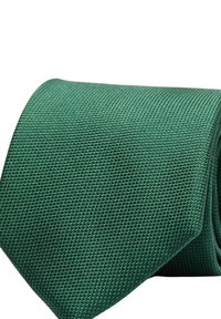 Texturerat grön slips, vävt tyg, slät finish, smal design, med subtila mönsterdetaljer synliga genom hela. Rullad för visning.