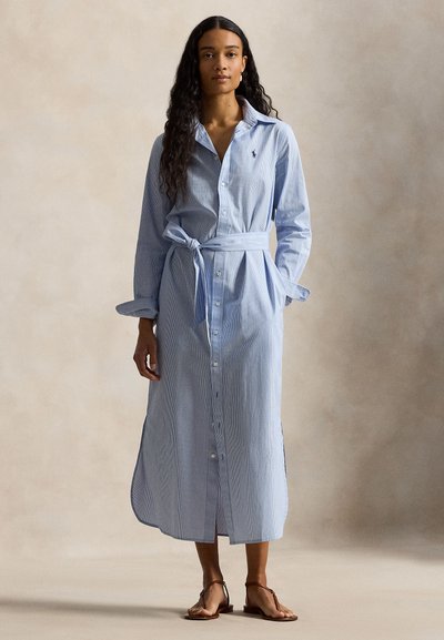 Φόρεμα σε ανοιχτό μπλε με ρίγες, με κουμπιά, μακριά μανίκια, ζώνη στη μέση και πλαϊνές σκισίματα, κατασκευασμένο από μαλακό ύφασμα με άνετη εφαρμογή.