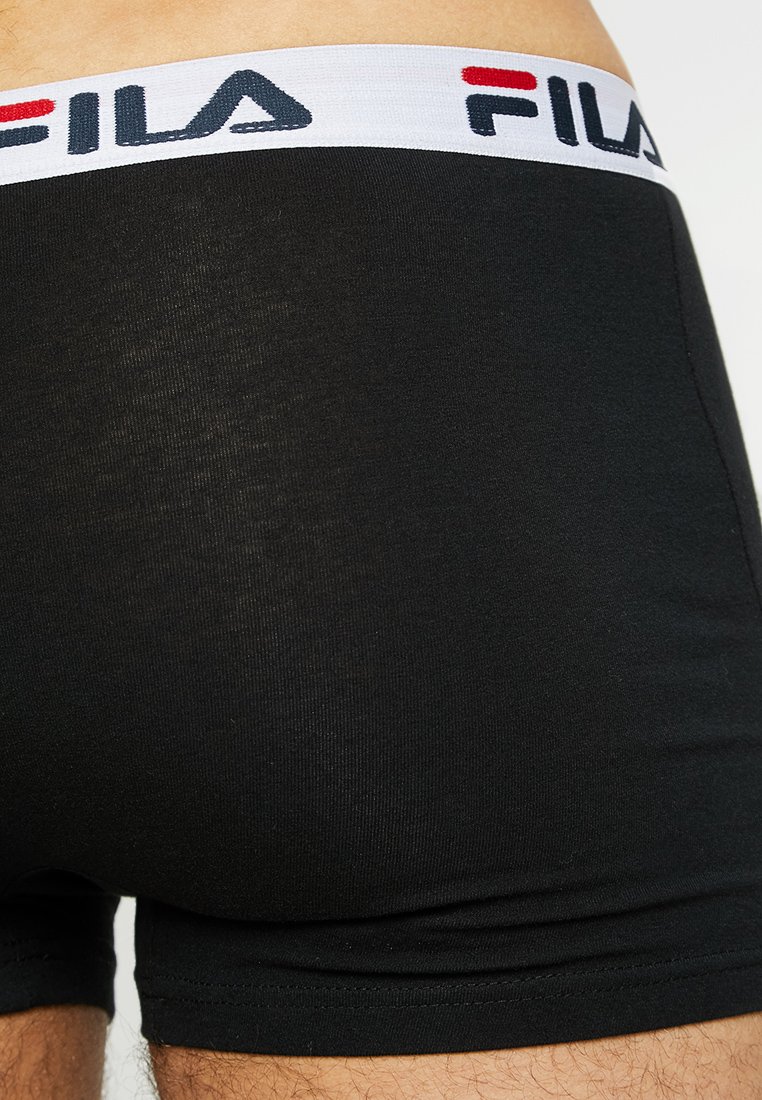 Zwarte katoenen boxershorts met een witte elastische tailleband die is voorzien van rode en blauwe FILA-merktekens. Glad textuur en aansluitend ontwerp.