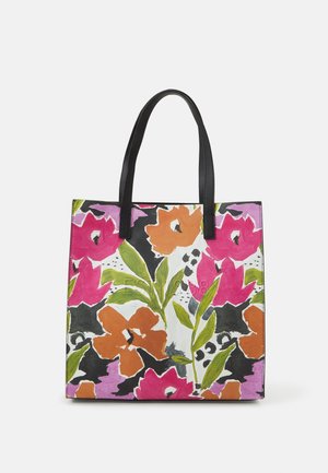 Tote-väska med blommönster i rosa, orange och gröna färger på en vit bakgrund, svarta handtag och en strukturerad form.