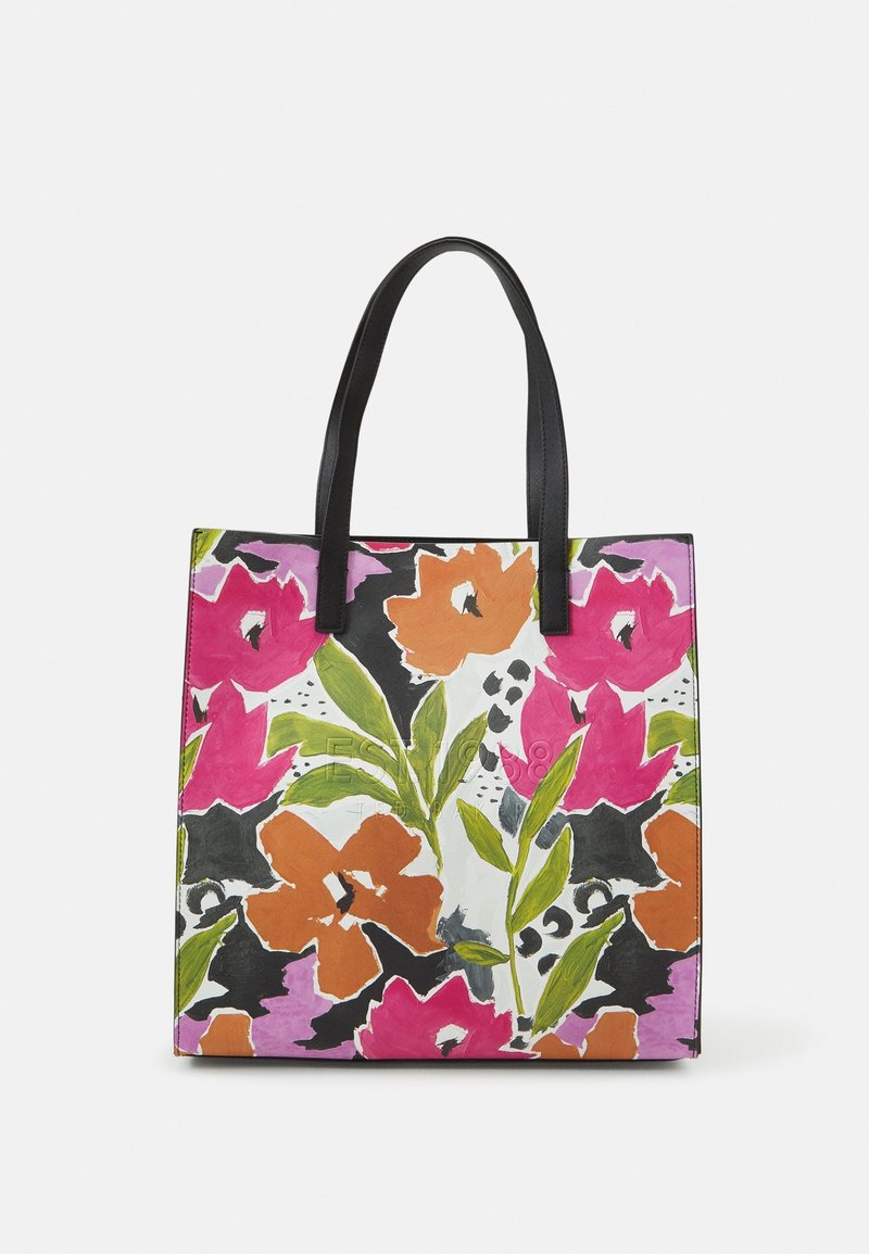 Tote-väska med blommönster i rosa, orange och gröna färger på en vit bakgrund, svarta handtag och en strukturerad form.