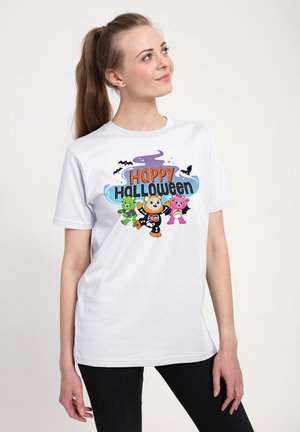 Witte t-shirt met een kleurrijke 'Happy Halloween'-graphic met cartoondieren. Het ontwerp bevat vleermuizen en een spookachtige twist boven de tekst.