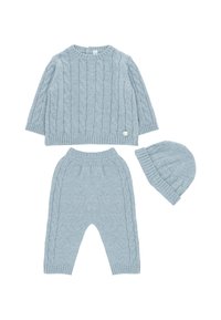 Un conjunto de tres piezas de color azul claro, que incluye un suéter de punto trenzado, pantalones a juego y un gorro. Presenta puños acanalados y un botón decorativo.