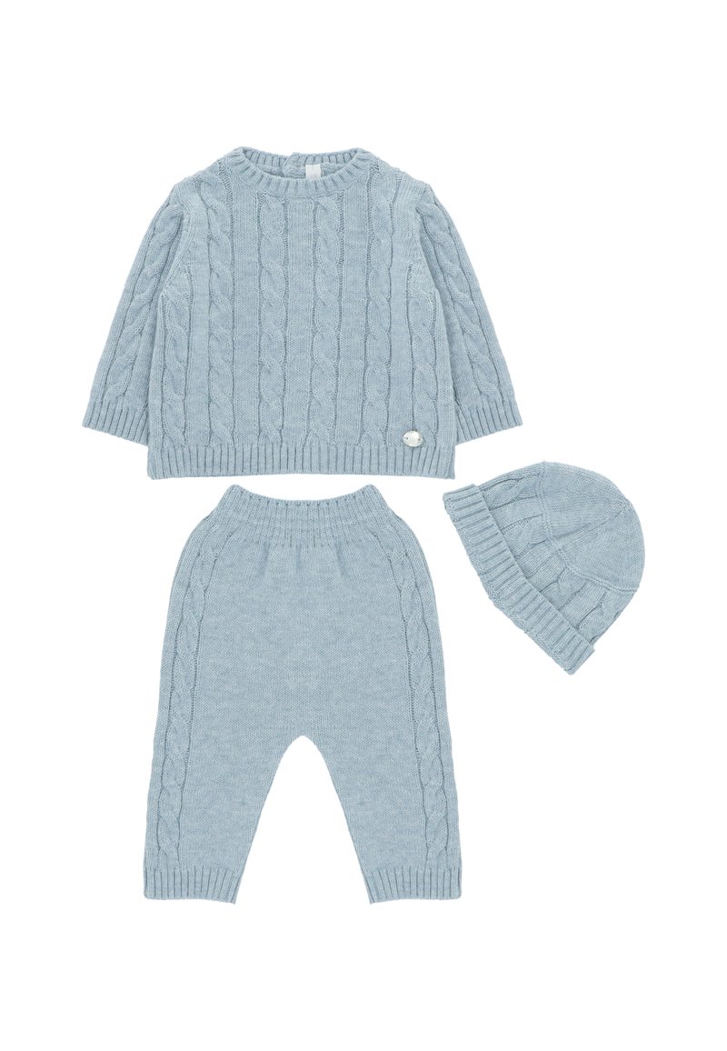 Un conjunto de tres piezas de color azul claro, que incluye un suéter de punto trenzado, pantalones a juego y un gorro. Presenta puños acanalados y un botón decorativo.
