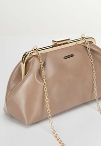 Clutch in pelle sintetica beige con una cornice dorata e tracolla a catena, caratterizzata da un design plissettato e un piccolo logo sul davanti.