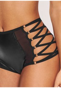 Magas derekú fekete fehérnemű fényes elülső résszel és hálós oldalpanelekkel. Keresztbe helyezett elasztikus szalagokkal és arany színű fém részletekkel díszített.