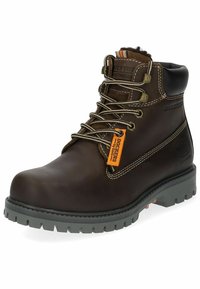 Bota de trabajo de cuero marrón con suela de goma gris, punta redonda y ojales de metal. Presenta un collar acolchado y una etiqueta de logo naranja en el lateral.