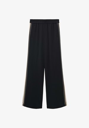Zwarte wijde broek met een elastische tailleband, voorzien van crèmekleurige zijkanten en twee zijzakken. Glad materiaal met een ontspannen pasvorm.