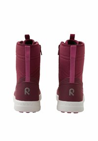 Bordeauxfarbene Knöchelstiefel mit einem gesteppten Obermaterial aus Stoff, einer kontrastierenden Gummisohle und einer Zuglasche hinten. Inklusive Logodetail an der Ferse.