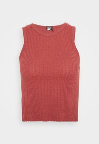 Haut sans manches en tricot côtelé rouge atténué, avec un col rond et une silhouette ajustée, présenté à plat sur un fond blanc.