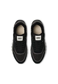 Scarpe atletiche nere con tomaia in suede, rivestimento interno morbido e lacci neri. Presentano dettagli grigio chiaro e una suola testurizzata per una migliore aderenza.