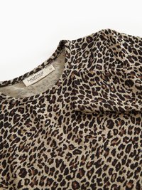 T-skjorte med leopardmønster, rund hals, korte ermer og et mykt, strukturert stoff i nyanser av beige, brunt og svart.