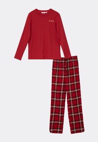 Pijama rojo de manga larga con bordado de "Ho Ho Ho", combinado con pantalones de pijama a cuadros rojos que presentan líneas en blanco y negro. Material suave de algodón.
